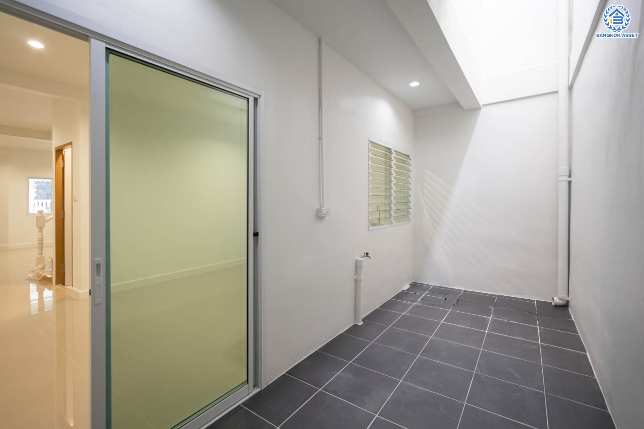 บ้านมือสองตกแต่งใหม่ ม.บัณฑิตโฮม ดอนเมือง เนื้อที่ 22.5 ตร.ว. ฟังก์ชัน 3 ห้องนอน 2 ห้องน้ำ จอดรถได้ 1 คัน บนทำเลศักยภาพ หน้าโครงการติดถนนวิภาวดี ใกล้สนามบินดอนเมือง ฟิวเจอร์พาร์ครังสิต, ม.รังสิต จุดขึ้นทางด่วน "โทลเวย์" และรถไฟฟ้าสายสีแดง "สถานีหลักหก"